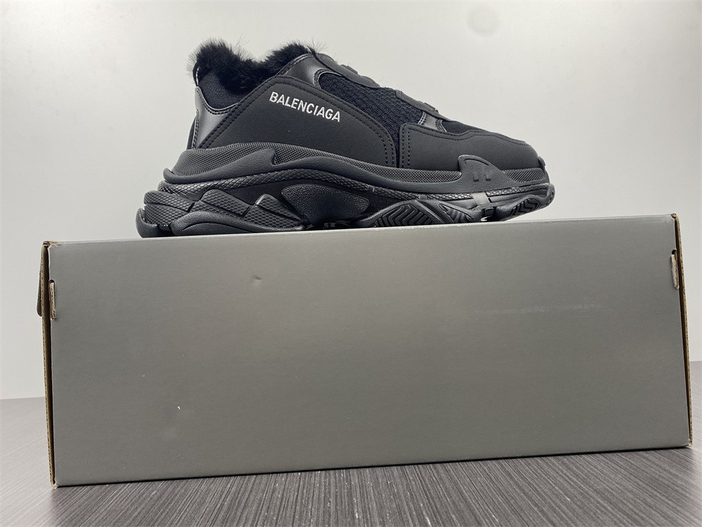 Ba1en*iaga triple s black with feather inside