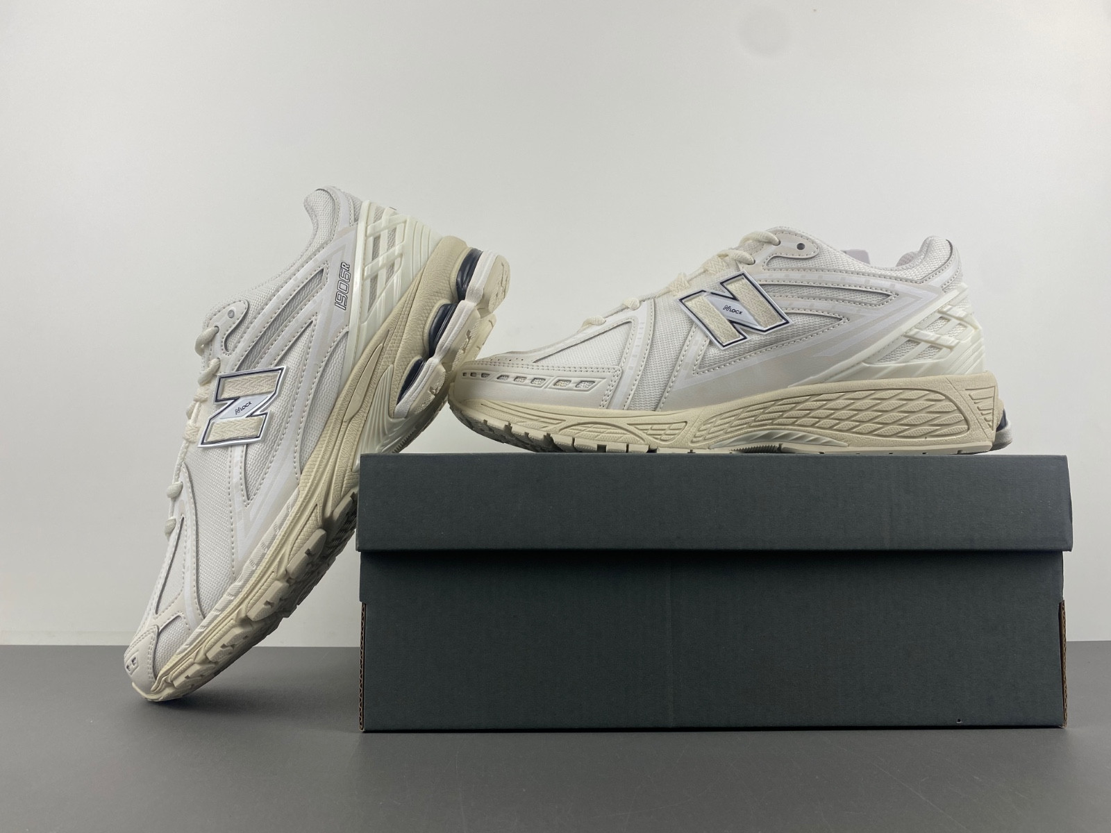 new Ba1an*e 1906r white / black - m1906rww