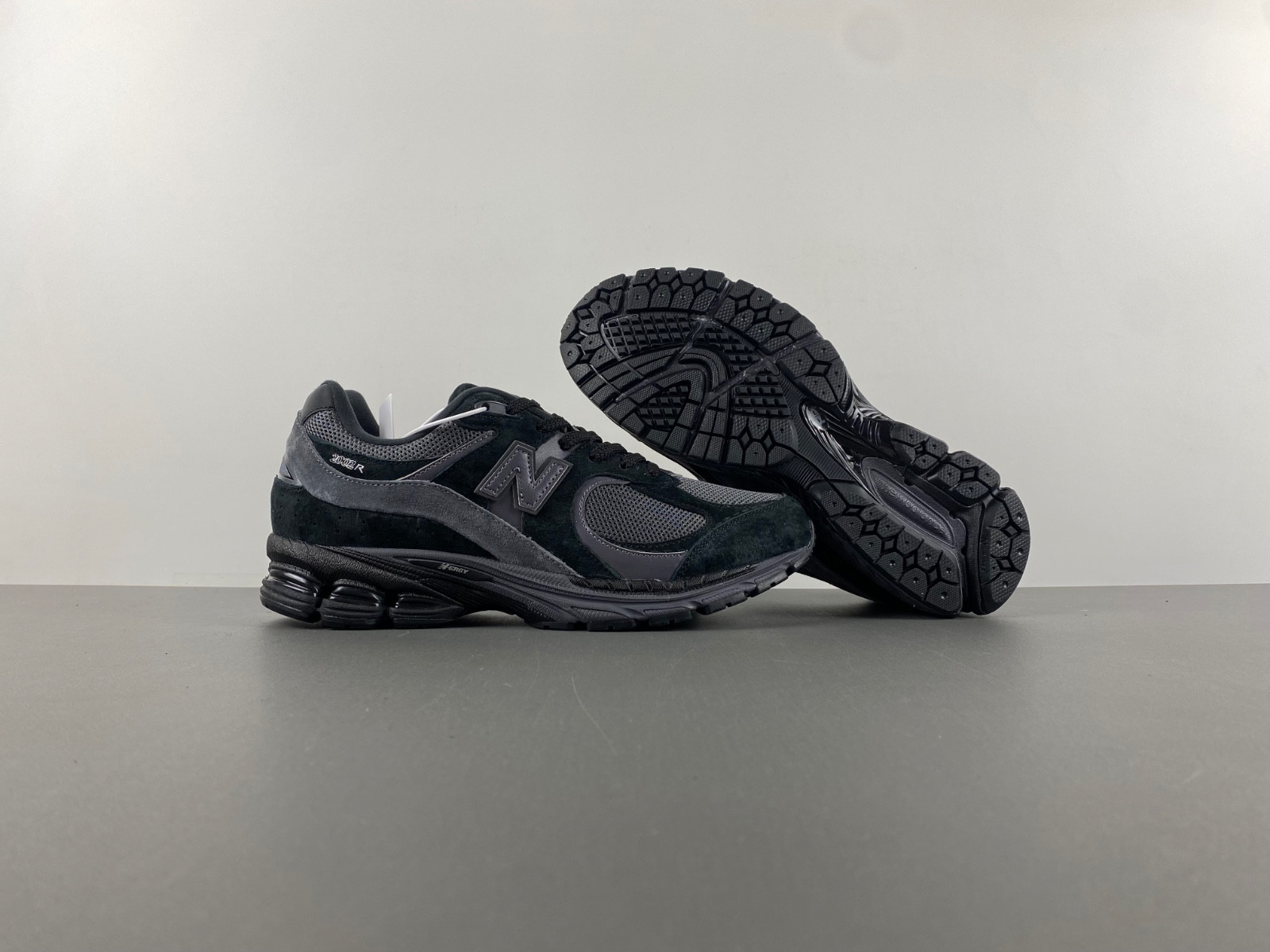 new Ba1an*e 2002r black dark grey men