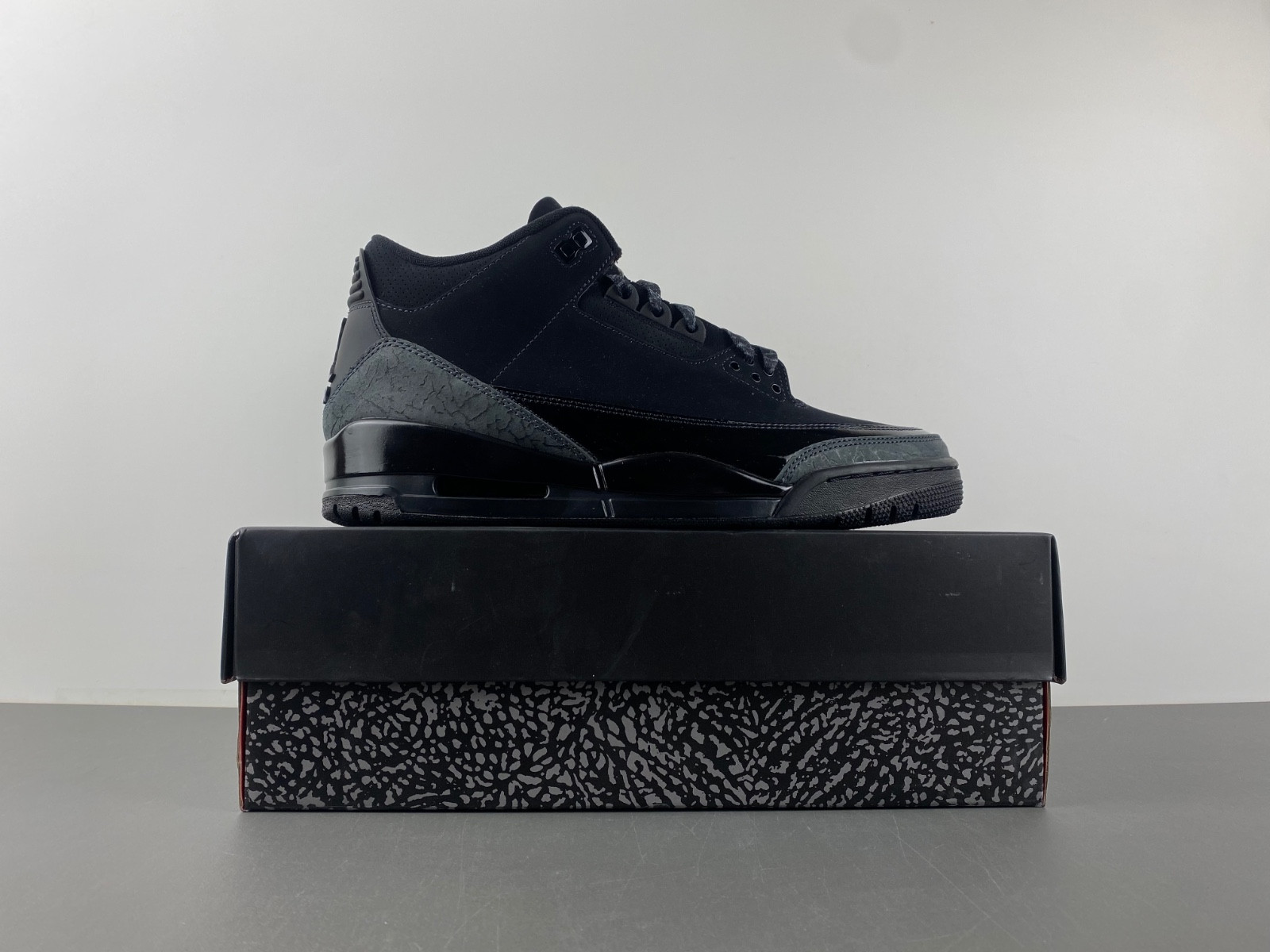 Air Jordan 3 "Black Cat" 2025 CT8532-001