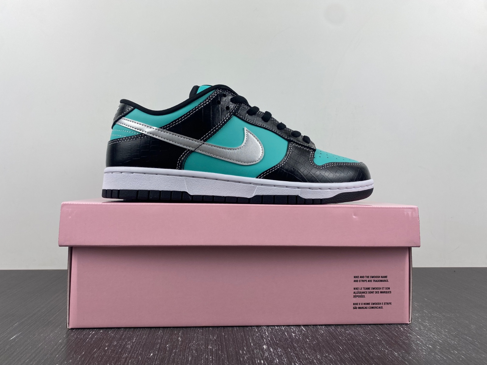 nike dunk sb low D1am0nd s*pply co. "t*f*ny" 304292-402