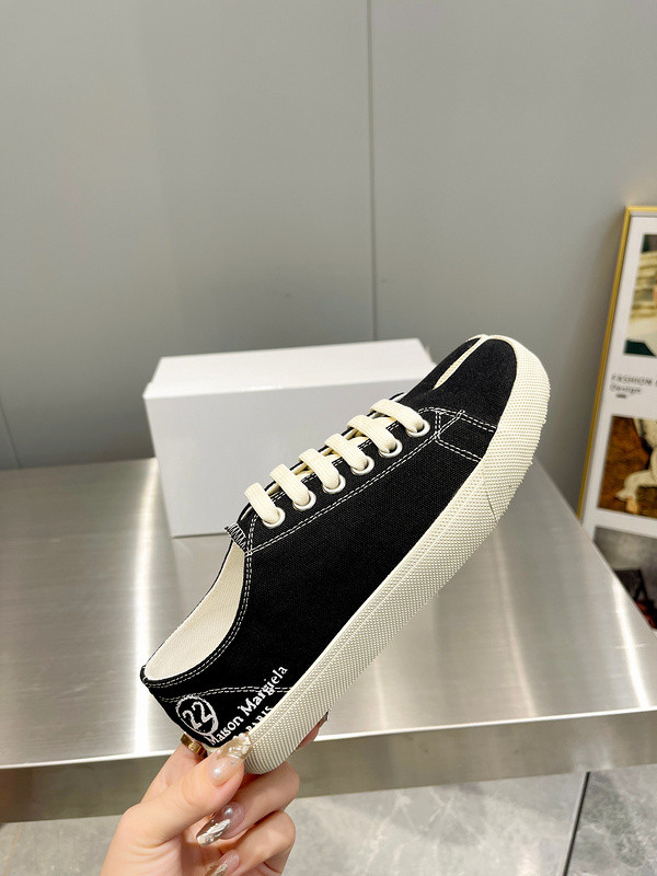 MM6 tabi Sneaker with letters