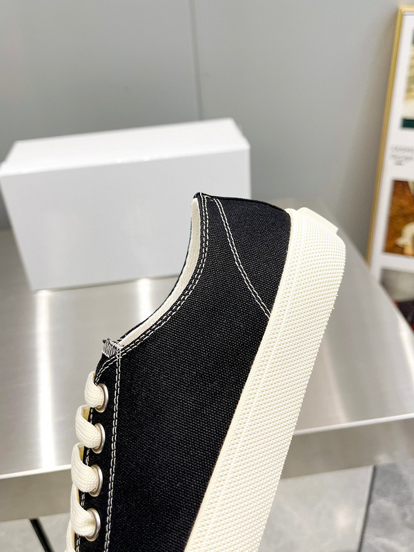 MM6 tabi Sneaker with letters