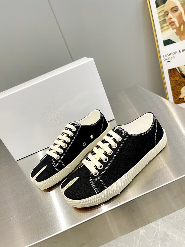 MM6 tabi Sneaker with letters