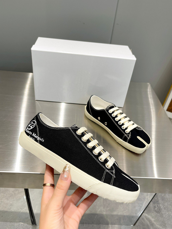 MM6 tabi Sneaker with letters