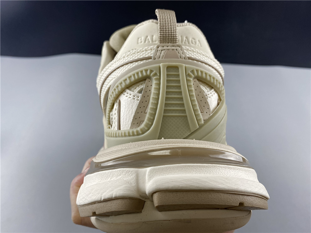 Ba*len*cia*ga track 4