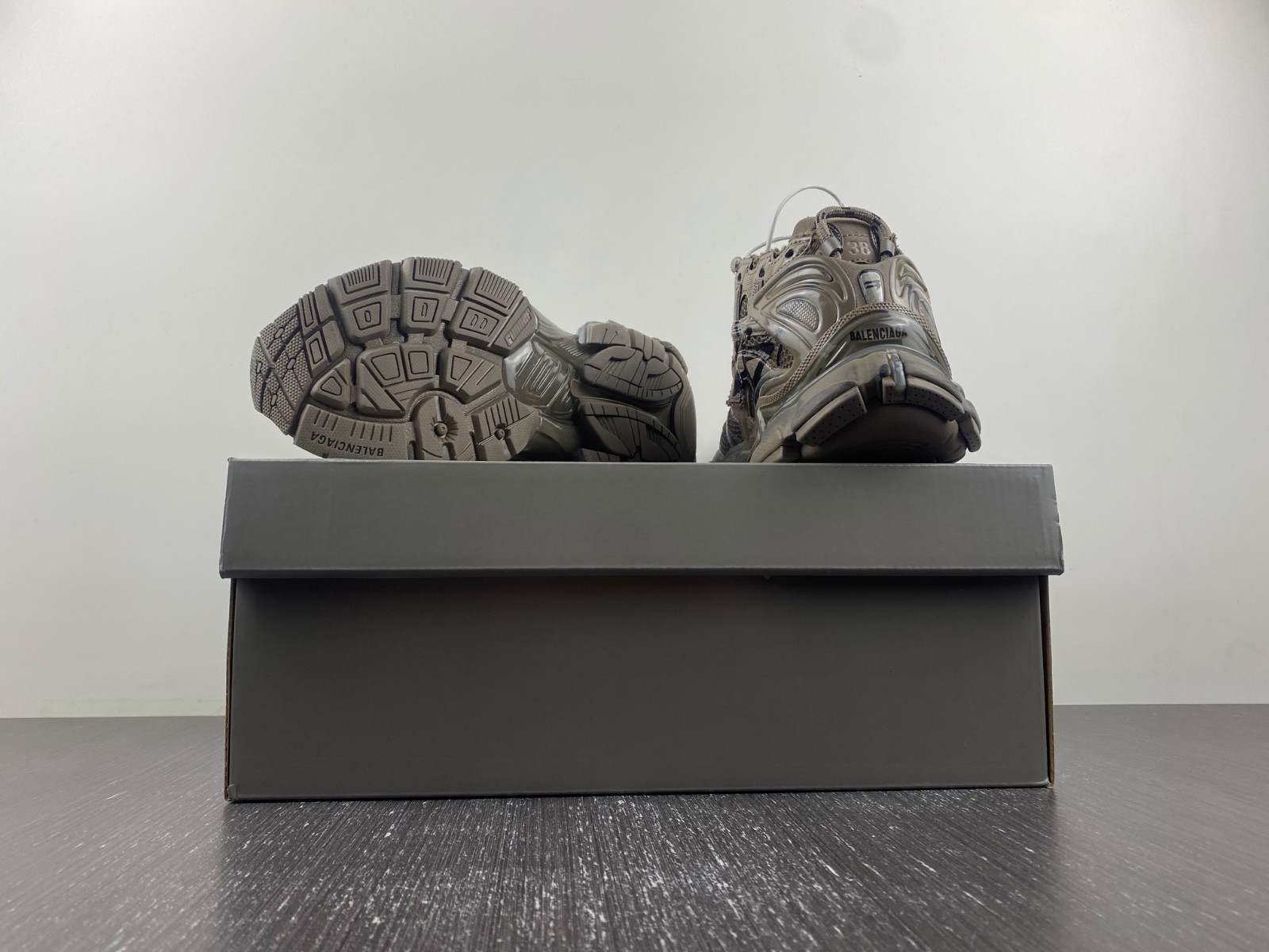 Ba*len*cia*ga runner sneaker