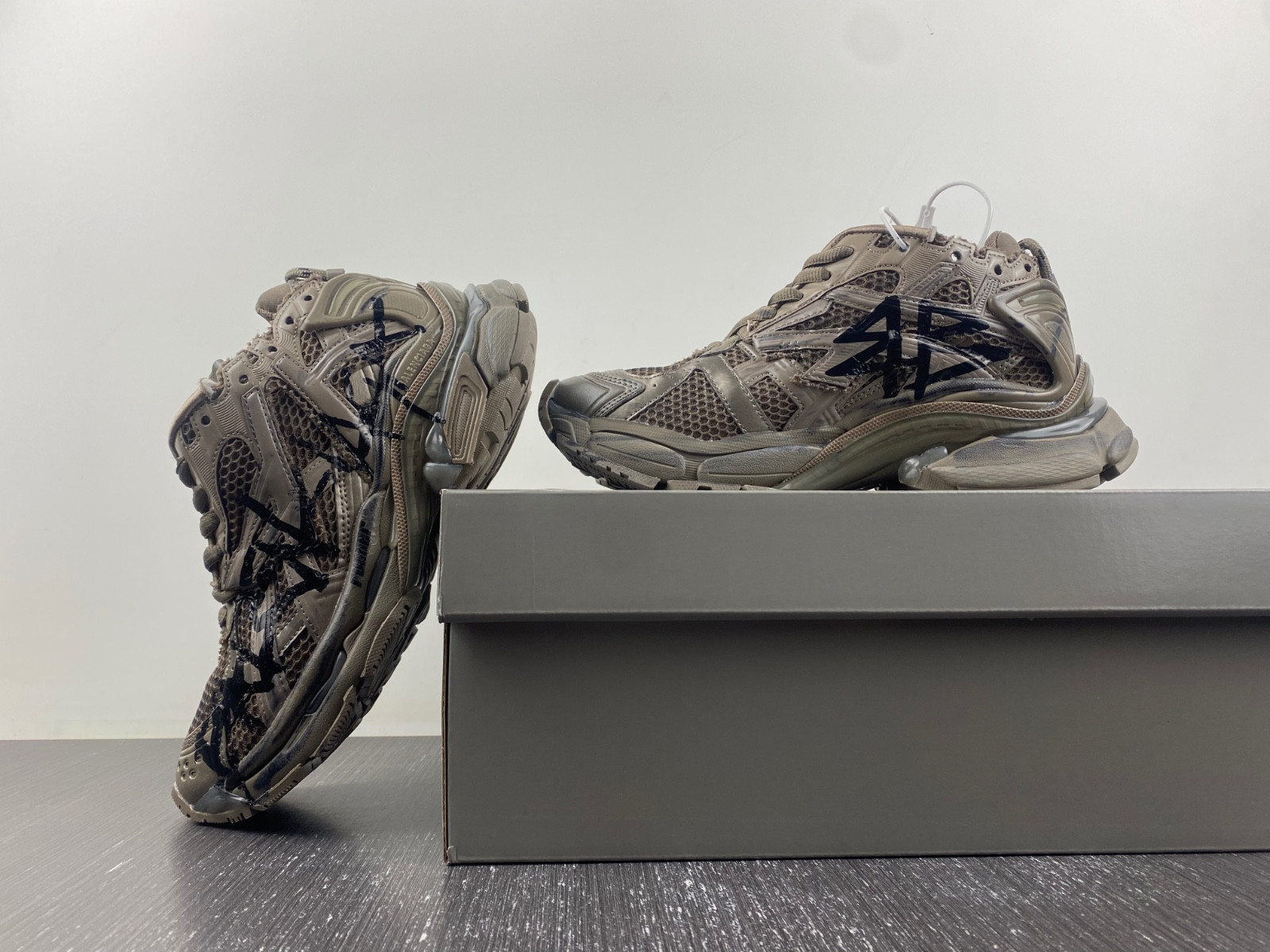 Ba*len*cia*ga runner sneaker