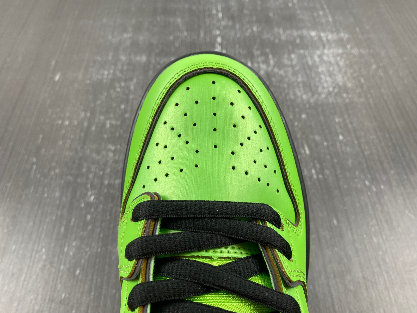 the powerpuff girls x nike sb dunk low buttercup fz8319-300