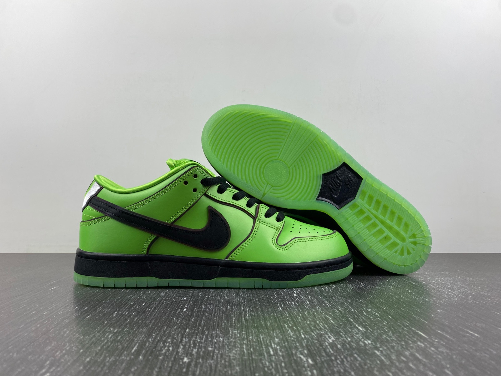 the powerpuff girls x nike sb dunk low buttercup fz8319-300