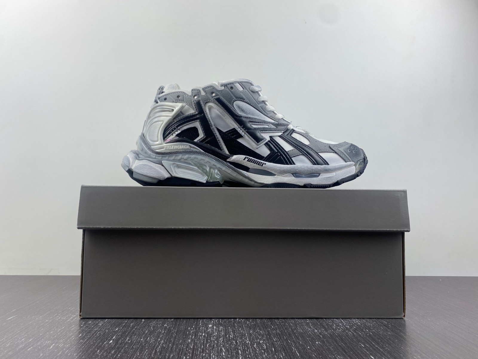 Ba*len*cia*ga runner sneaker