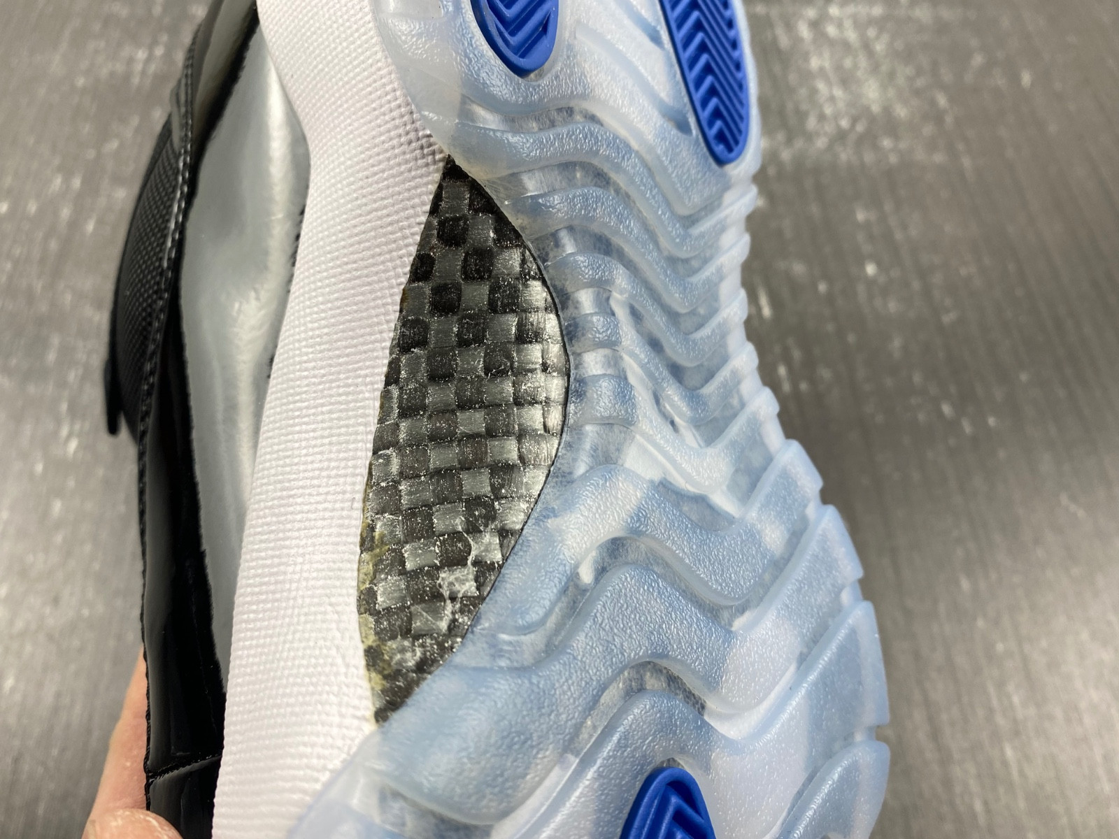 air jordan 11 “space jam fv5104-004