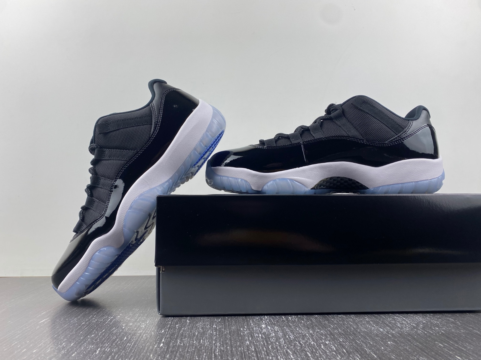 air jordan 11 “space jam fv5104-004