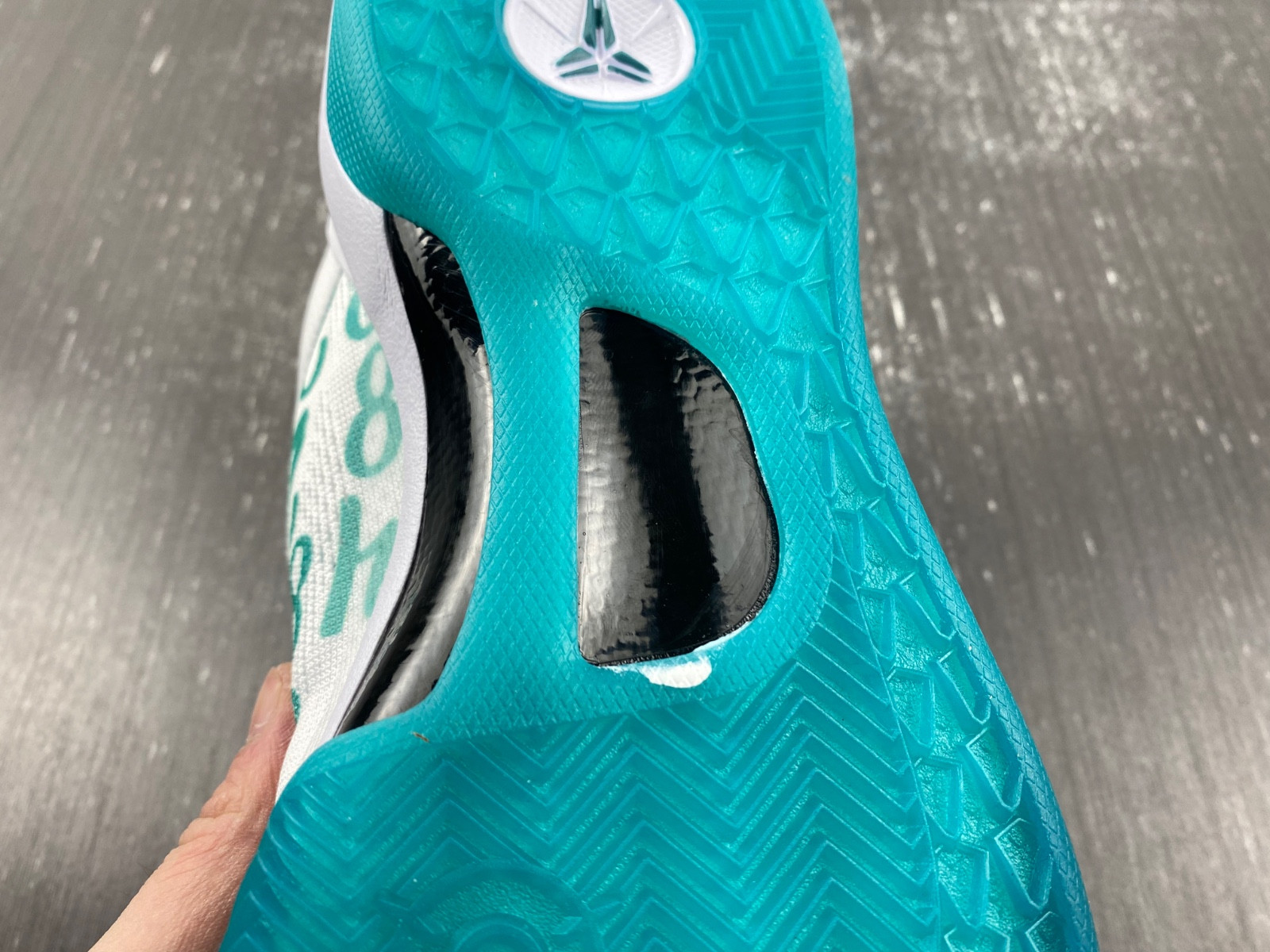 nike kobe 8 "radiant emerald fq3549-101