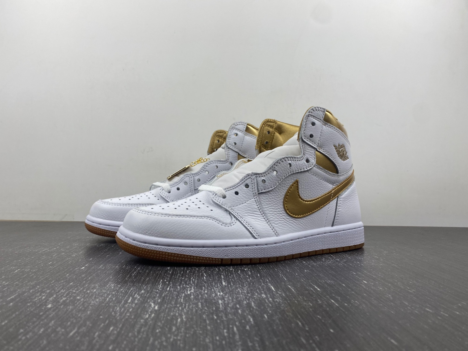 jordan 1 retro high og metallic gold (women''s) fd2596-107