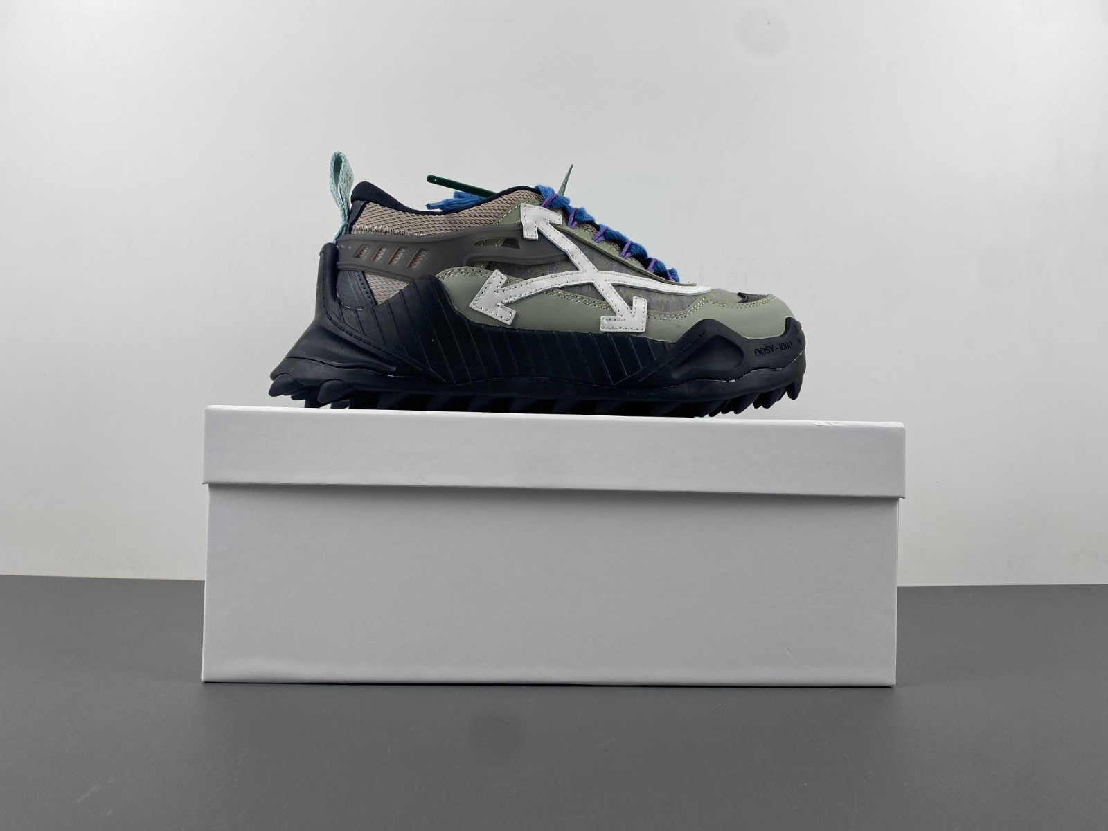 owt 19fw odsy-1000 sneakers