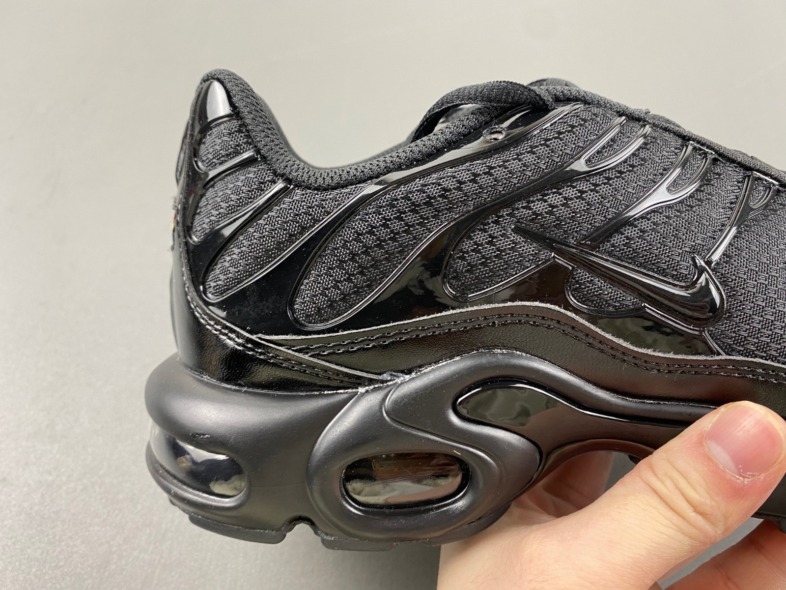 nike air max plus triple black men