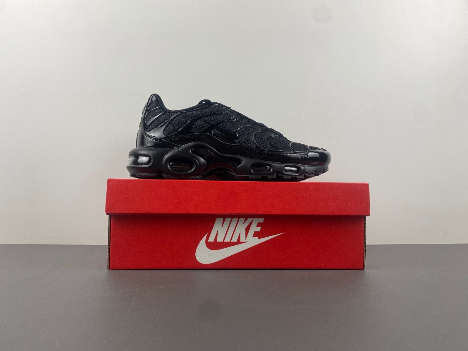 nike air max plus triple black men
