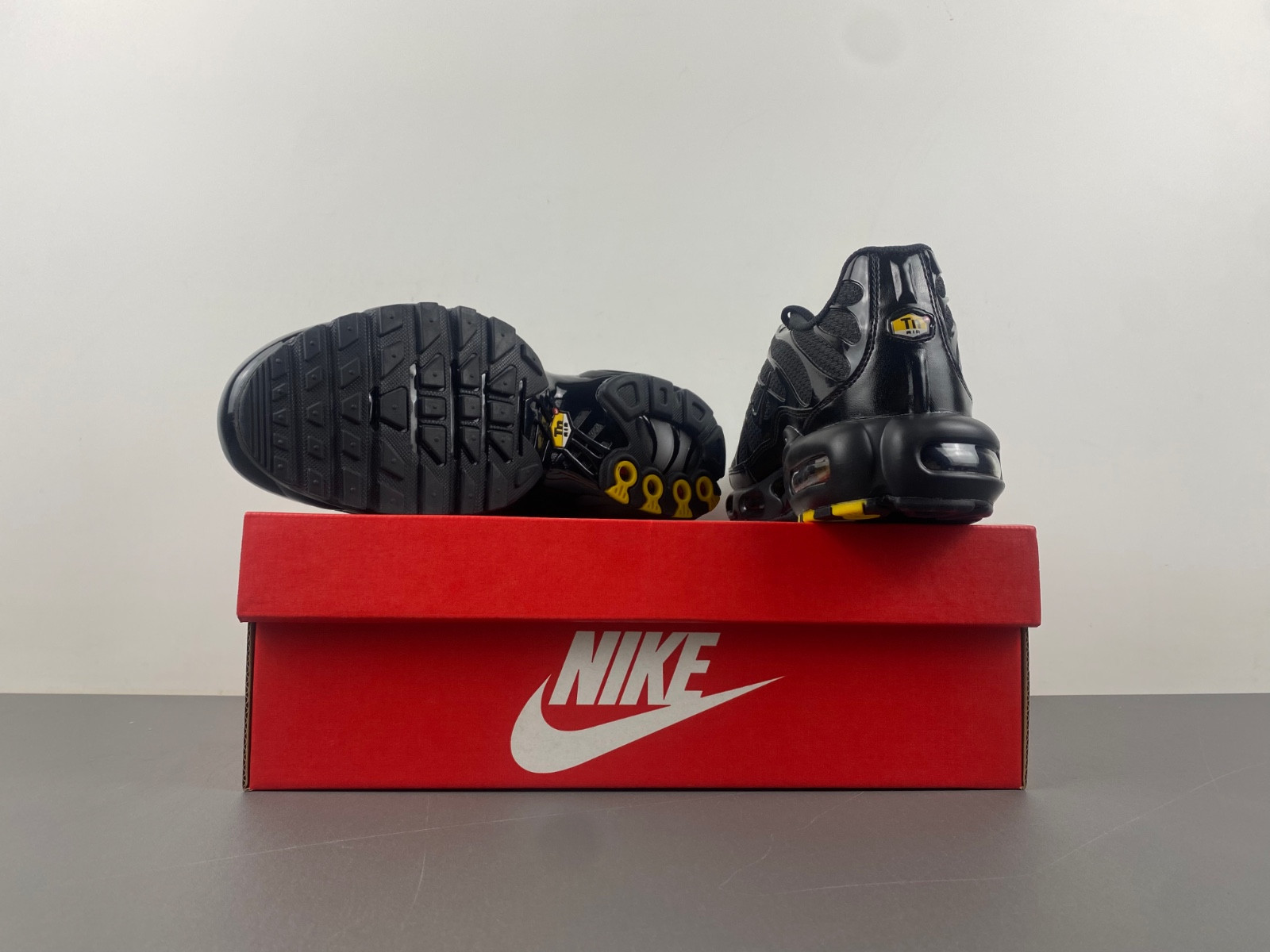 nike air max plus triple black men