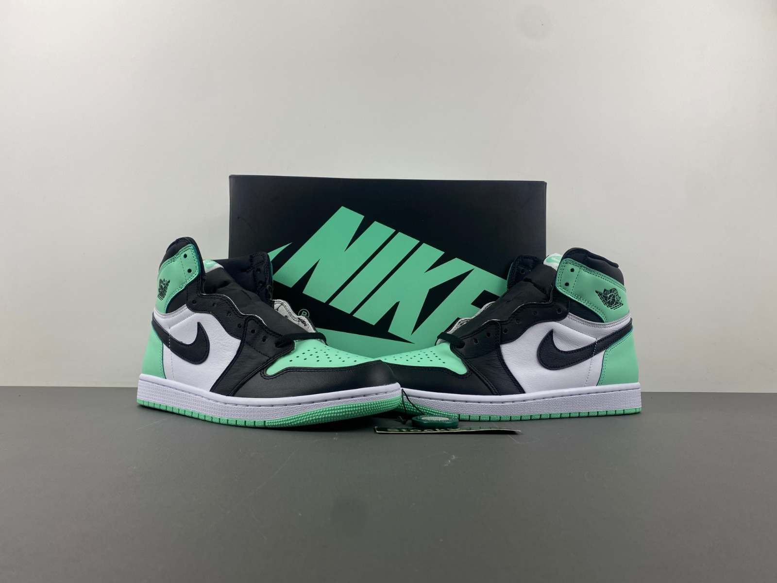air jordan 1 retro high og green glow dz5485-130
