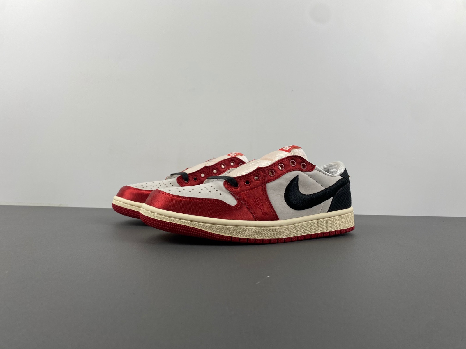 trophy room air jordan 1 low og fn0432-100