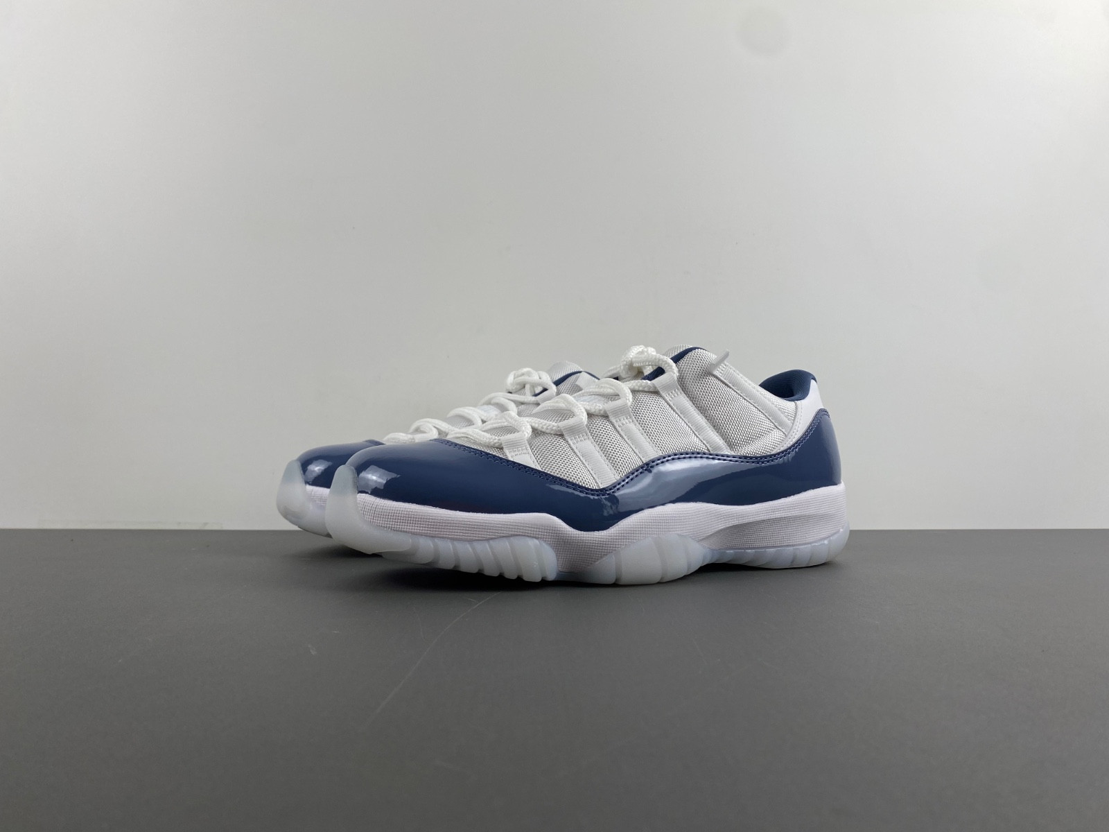 air jordan 11 low retro white midnight navy fv5104-104