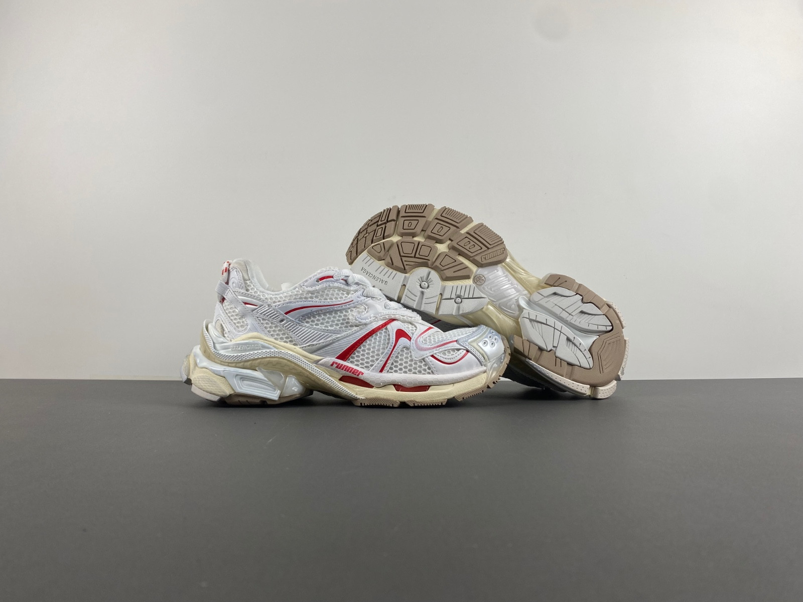 Ba*len*cia*ga runner 2 sneaker in white/beige/red