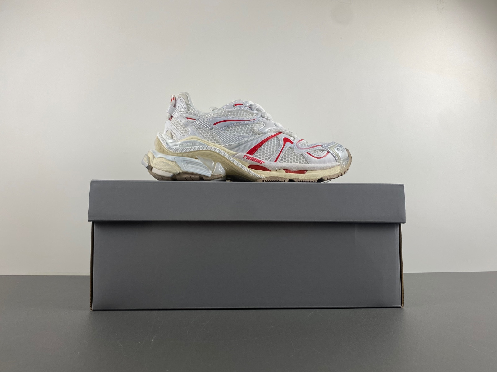 Ba*len*cia*ga runner 2 sneaker in white/beige/red