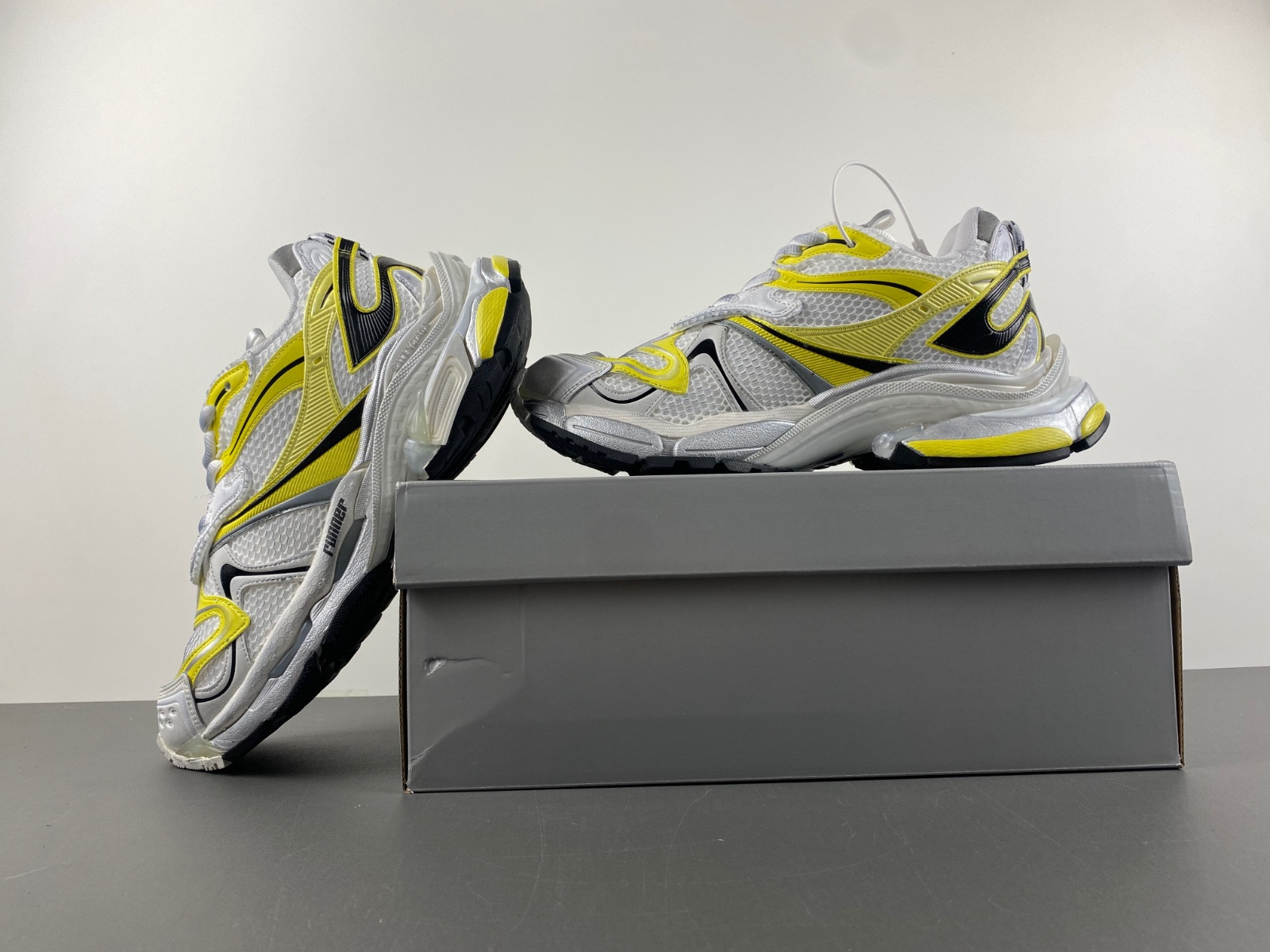 Ba*len*cia*ga runner 2 panelled sneaker