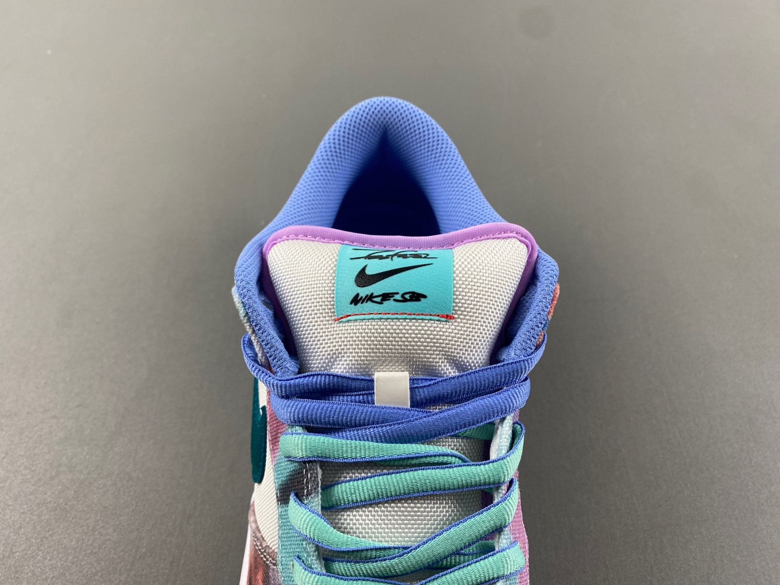 futura laboratories x nike sb dunk low hf6061-400