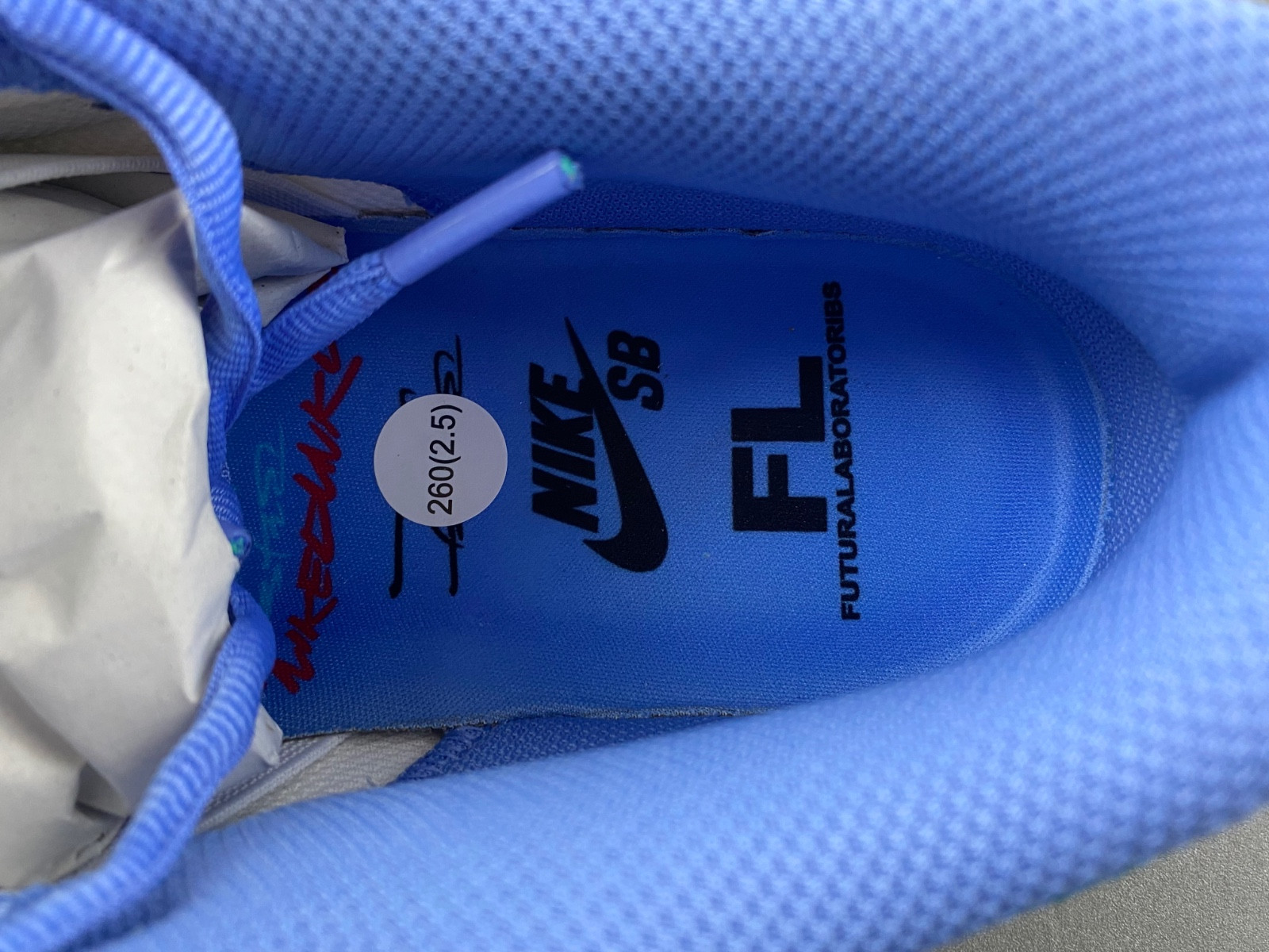 futura laboratories x nike sb dunk low hf6061-400