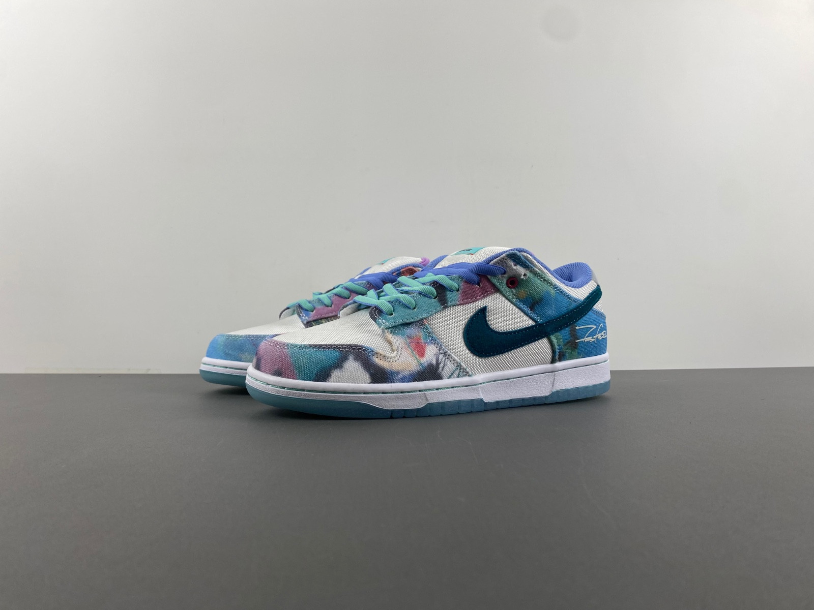 futura laboratories x nike sb dunk low hf6061-400