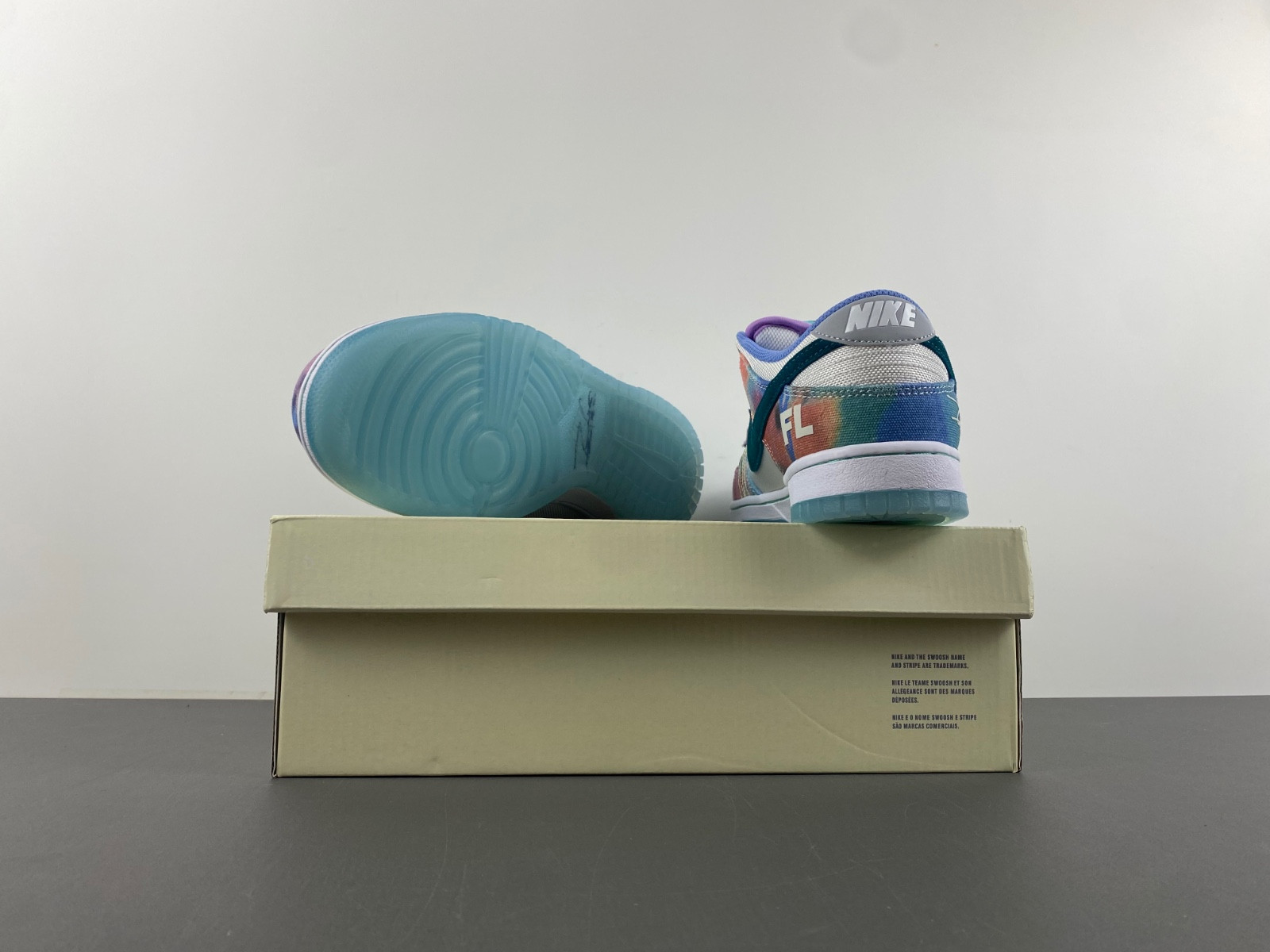 futura laboratories x nike sb dunk low hf6061-400