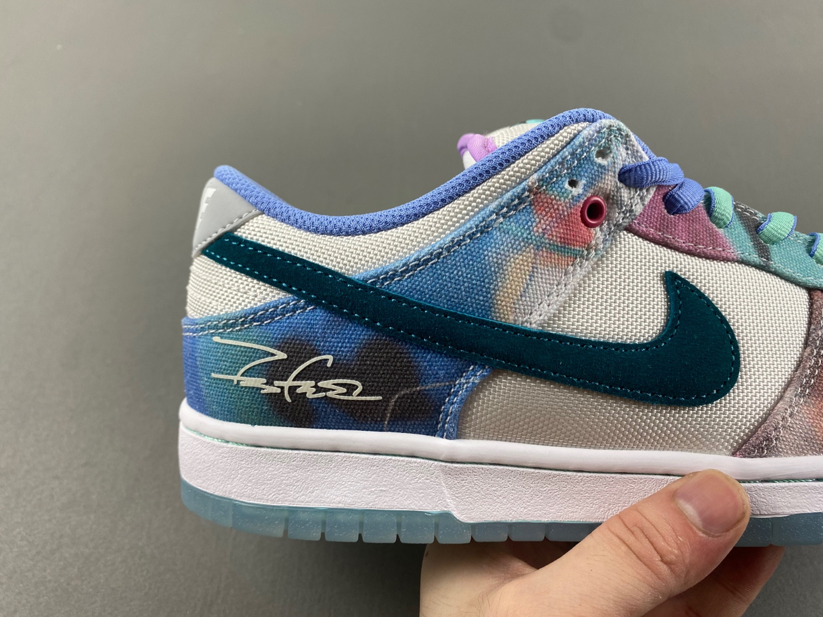 futura laboratories x nike sb dunk low hf6061-400