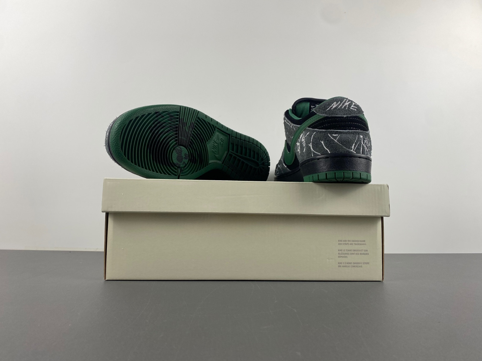 there skateboards x nike sb dunk low hf7743-001