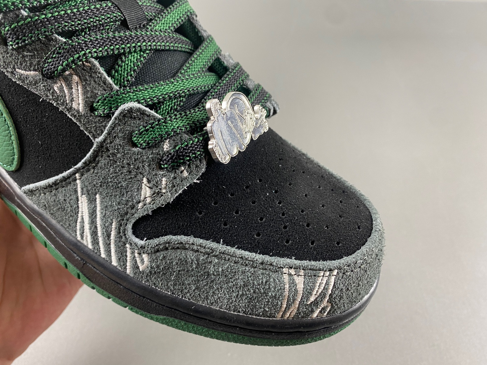 there skateboards x nike sb dunk low hf7743-001