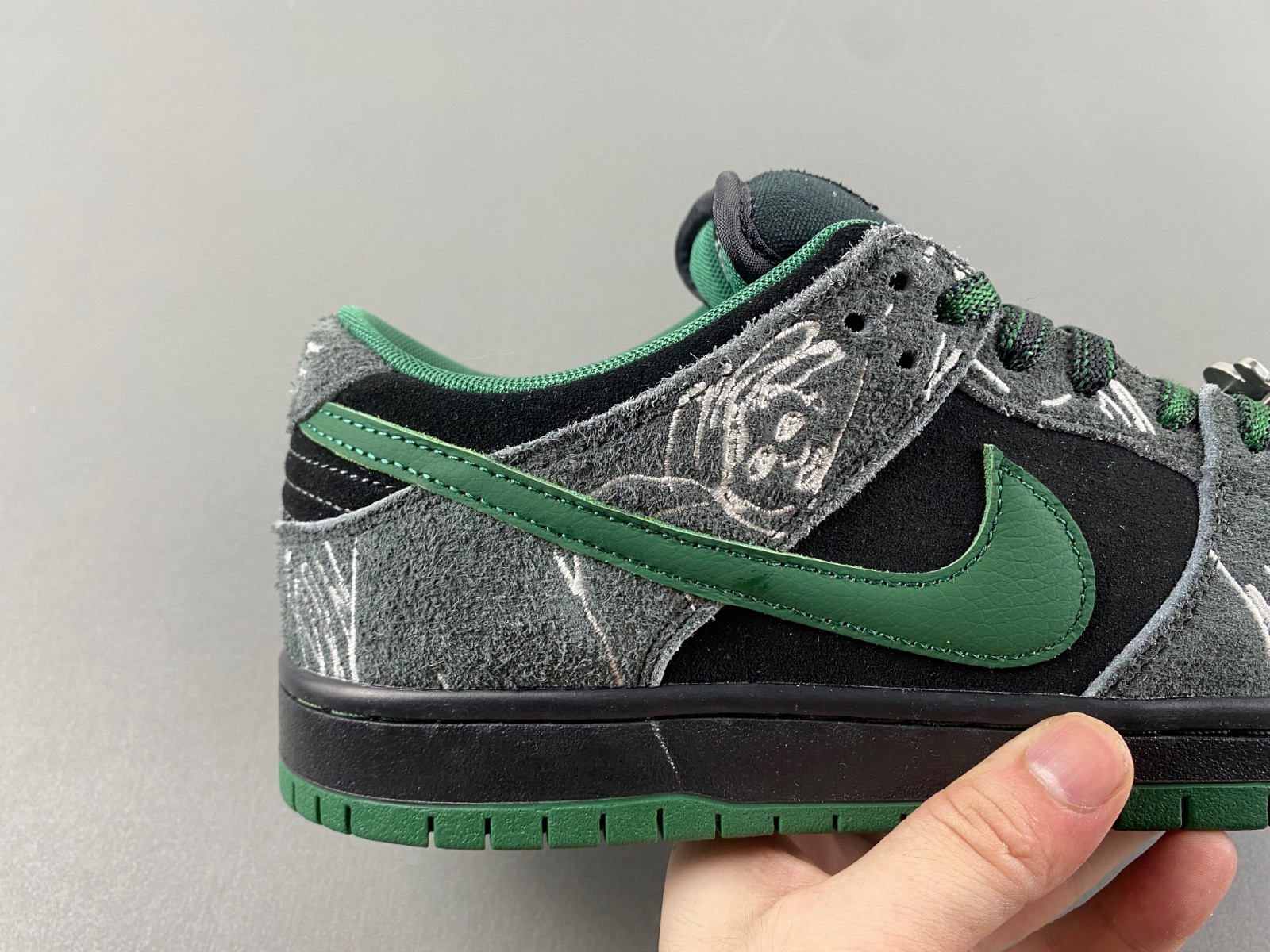 there skateboards x nike sb dunk low hf7743-001