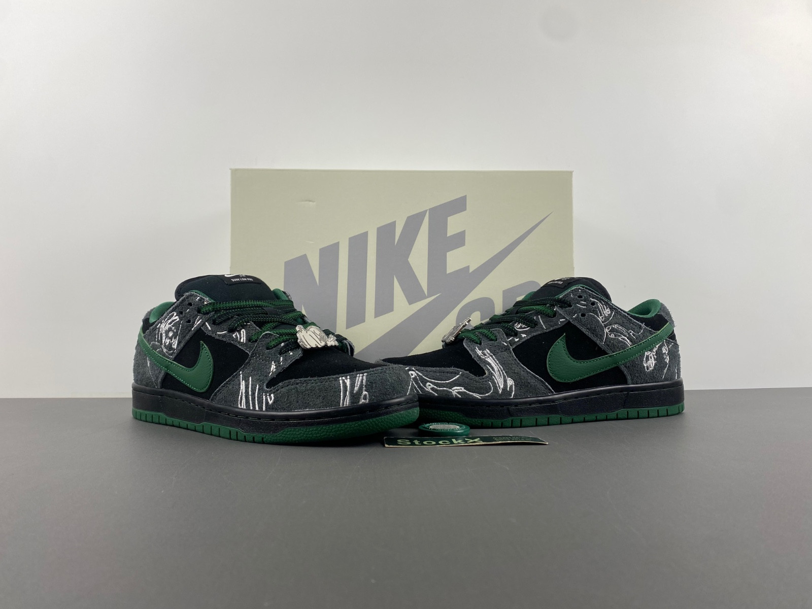 there skateboards x nike sb dunk low hf7743-001