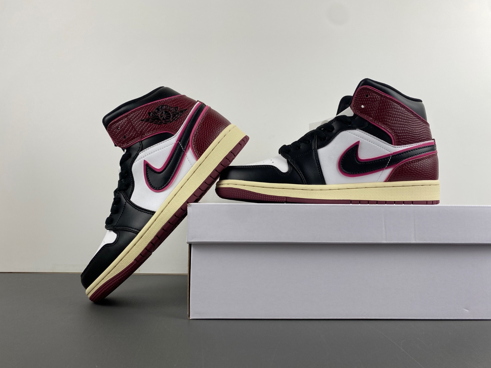 jordan 1 mid se bordeaux (women