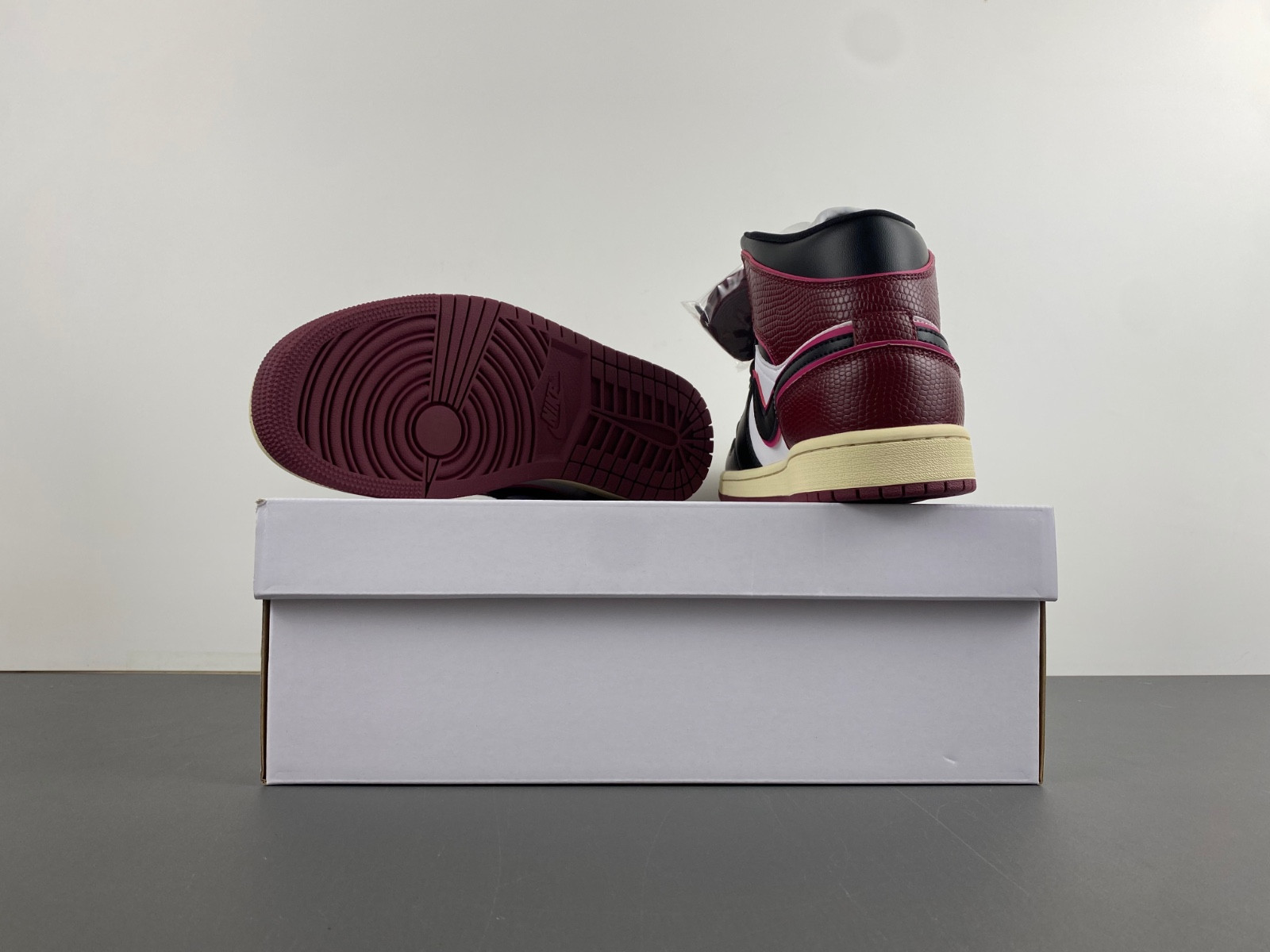 jordan 1 mid se bordeaux (women