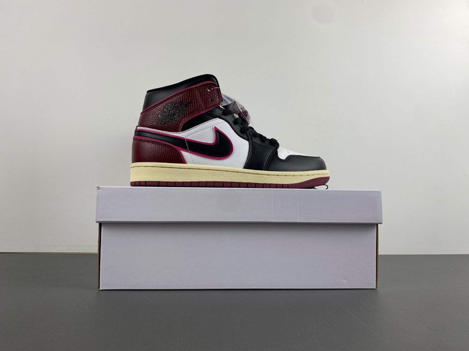 jordan 1 mid se bordeaux (women