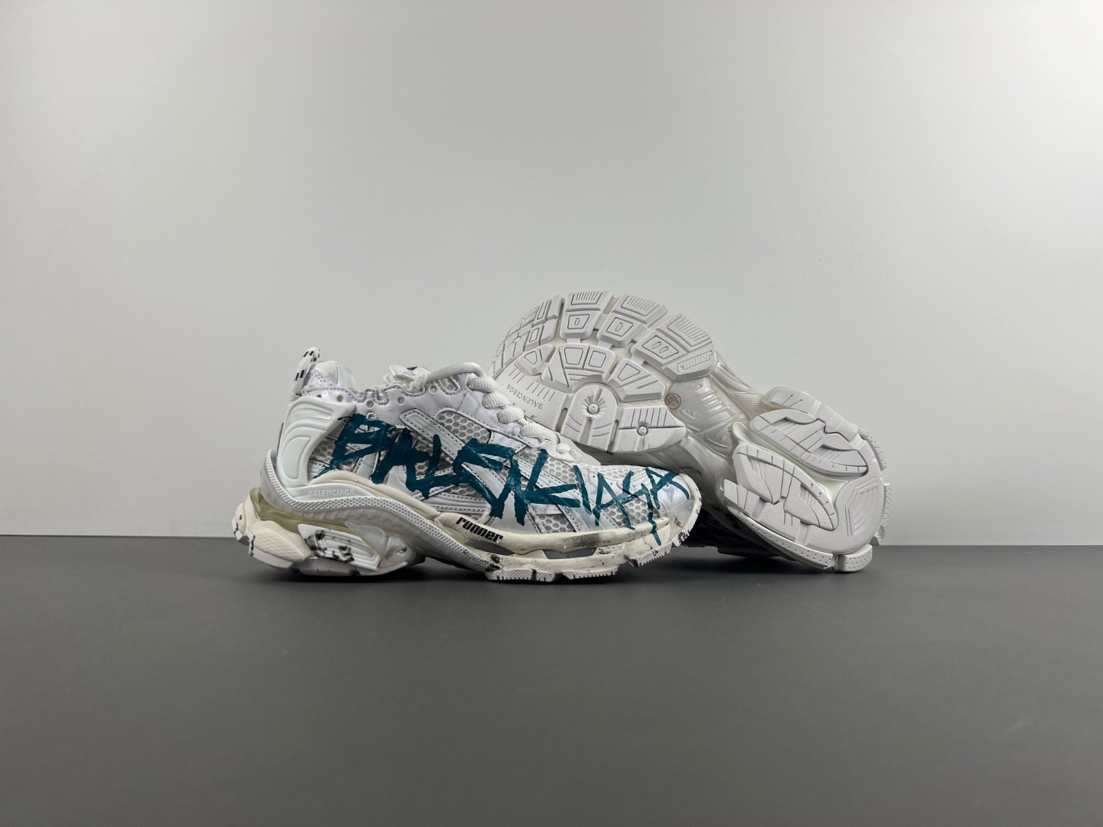 Ba*len*cia*ga runner graffiti sneaker in white/blue