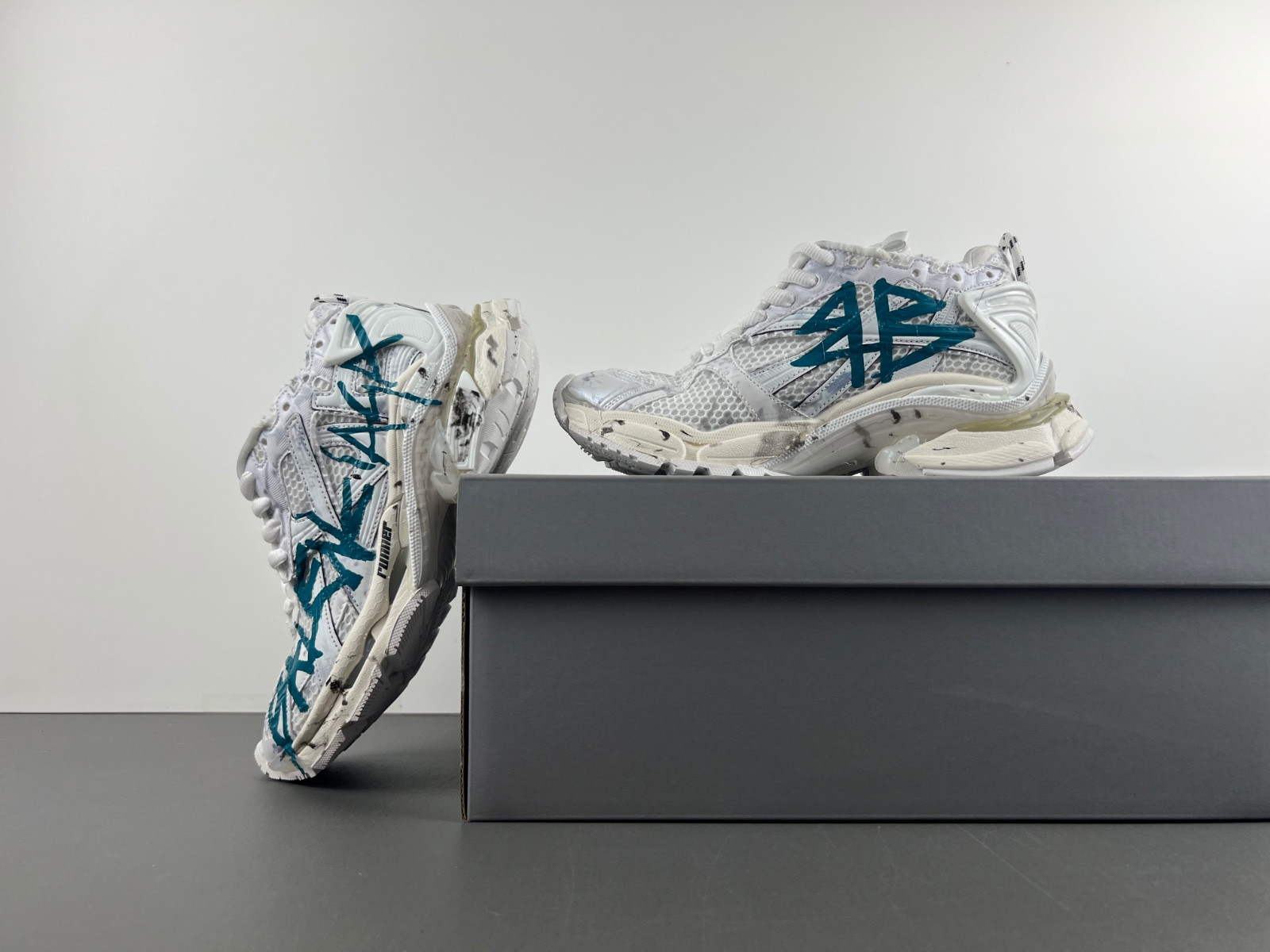 Ba*len*cia*ga runner graffiti sneaker in white/blue