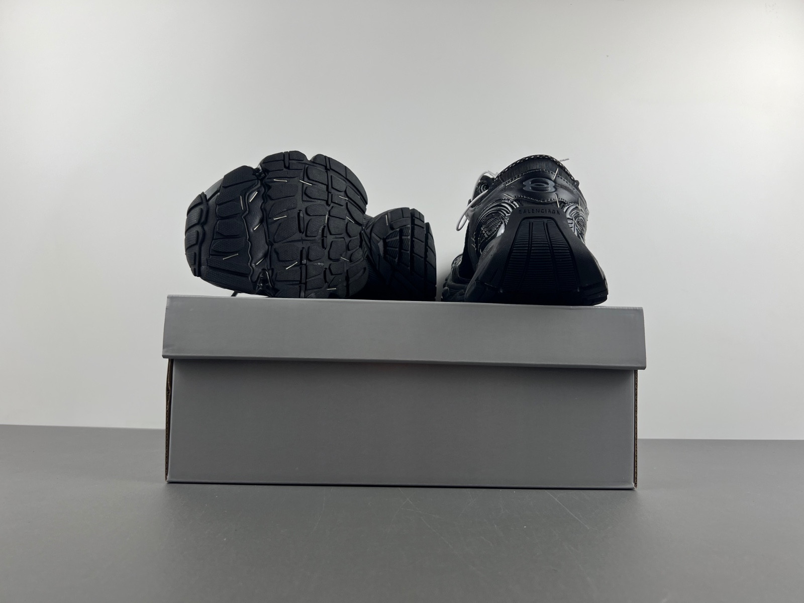 Ba*len*cia*ga stapler sneaker in black