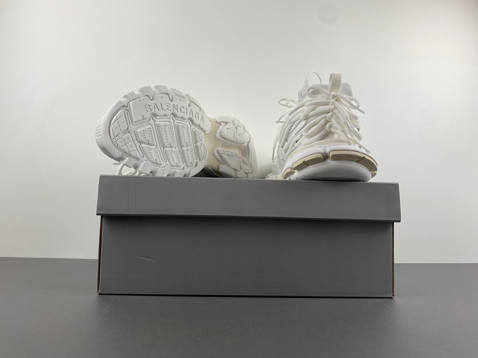 Ba*len*cia*ga white sport shoes 