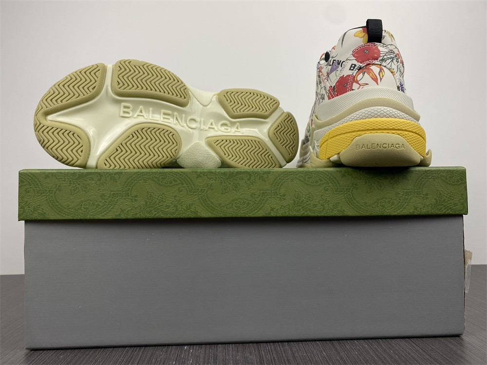 Ba*len*cia*ga triple s