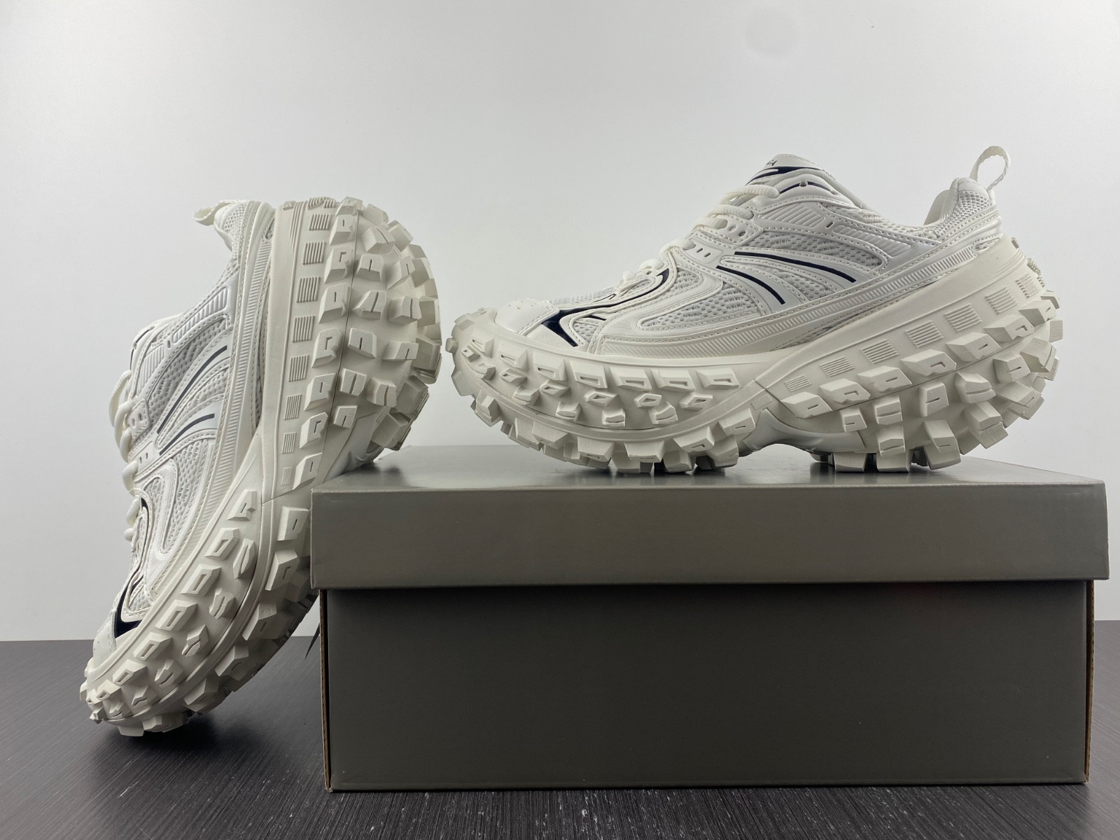 Ba*len*cia*ga defender sneaker