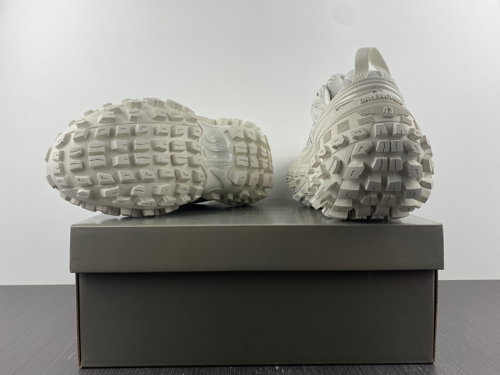 Ba*len*cia*ga defender sneaker