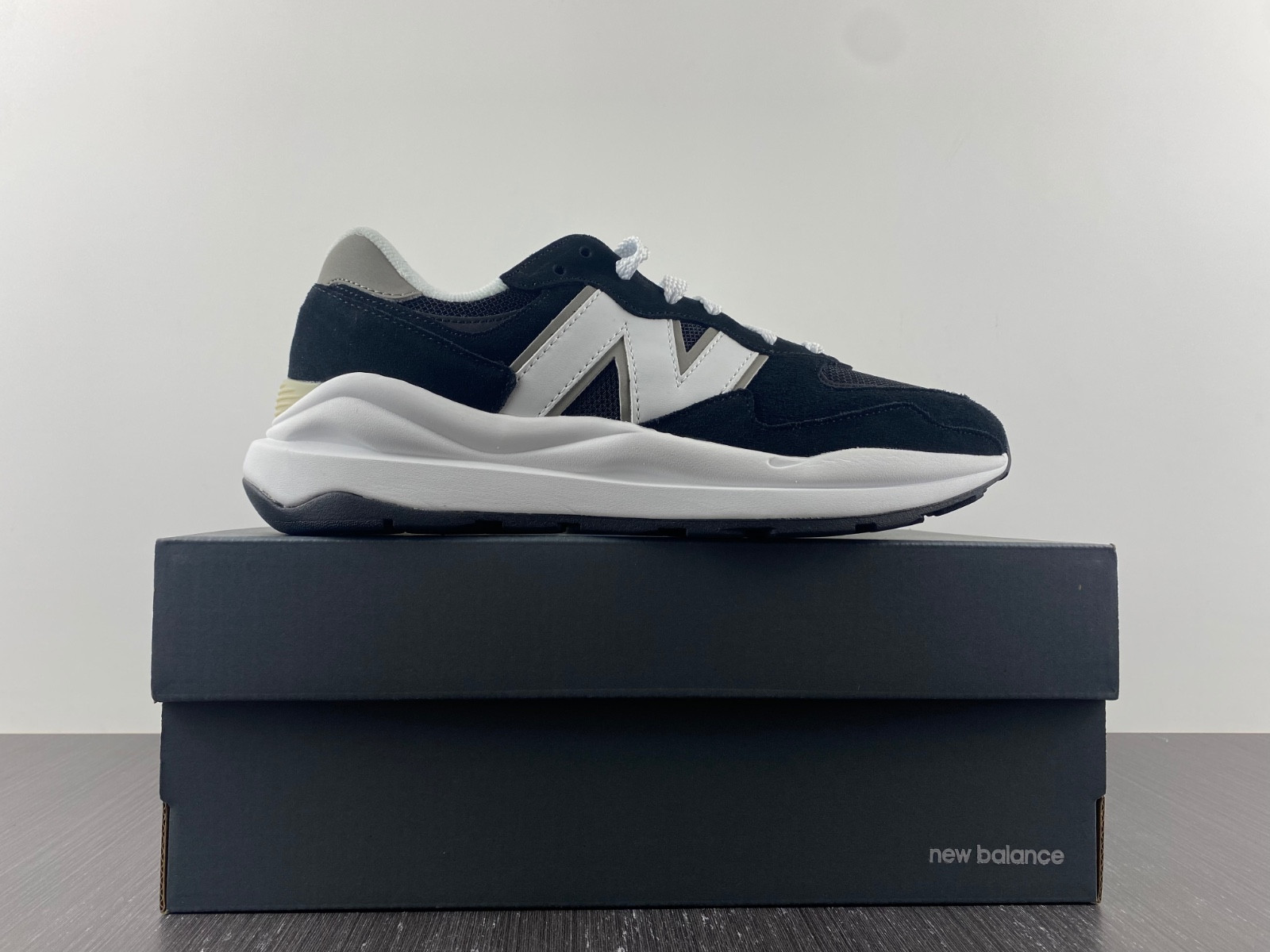 new Ba1an*e 57/40 team black - m5740cb