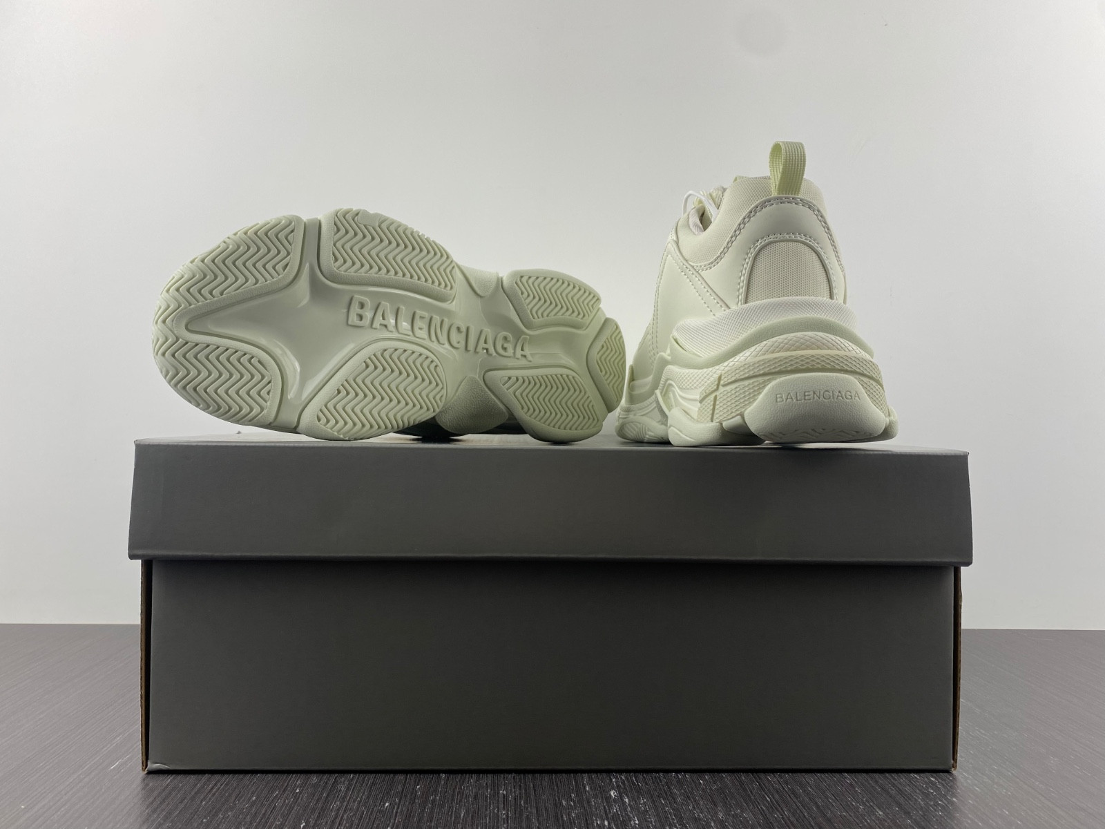 Ba*len*cia*ga triple s